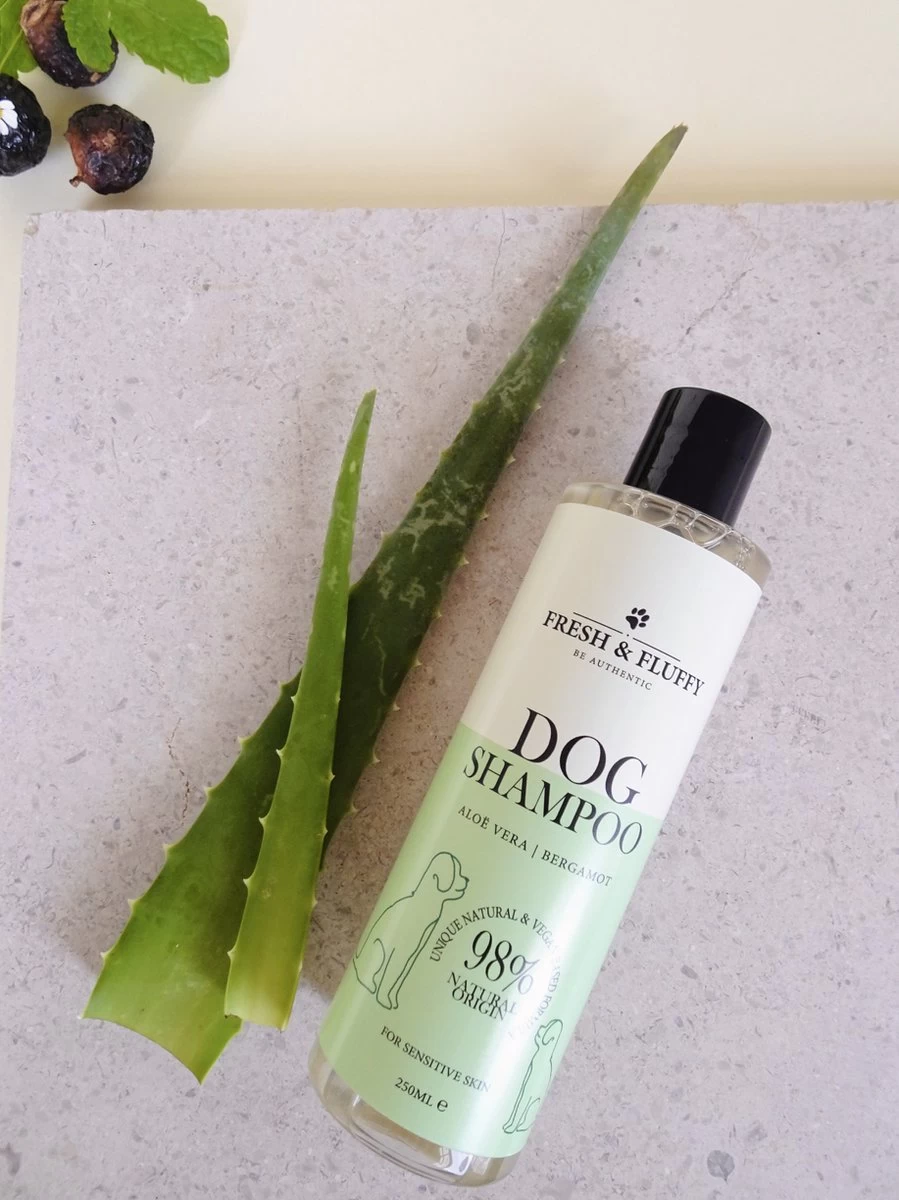 Fresh & Fluffy - Hondenshampoo Aloë Vera / Bergamot - Geschikt Voor Alle Hondenrassen - Natuurlijke & Vegan Voor De Gevoelige Huid - 250ml - Afbeelding 2